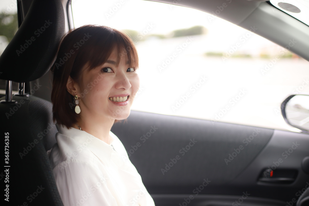 助手席に座る女性 助手席に座る女性