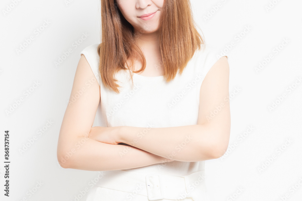 考えるジェスチャーをする若い女性