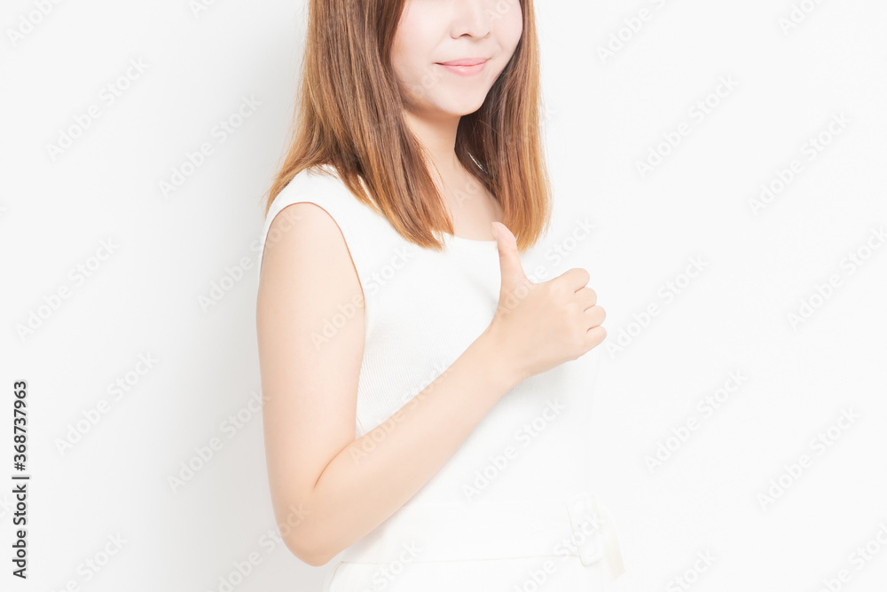 いいねのジェスチャーをする若い女性 いいねのジェスチャーをする若い女性