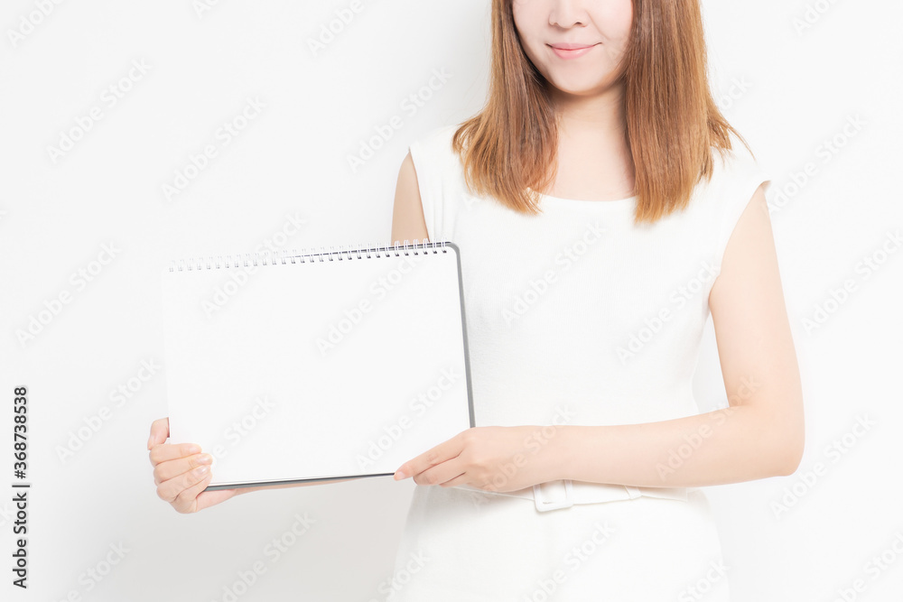 スケッチブックを持つ若い女性 スケッチブックを持つ若い女性