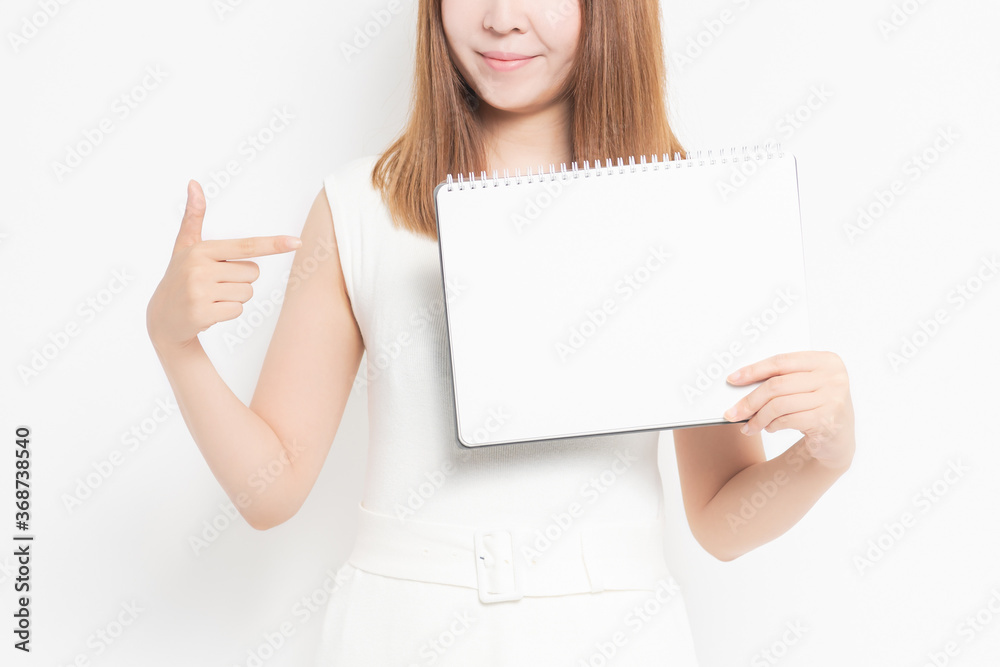 Naklejka premium スケッチブックを持つ若い女性