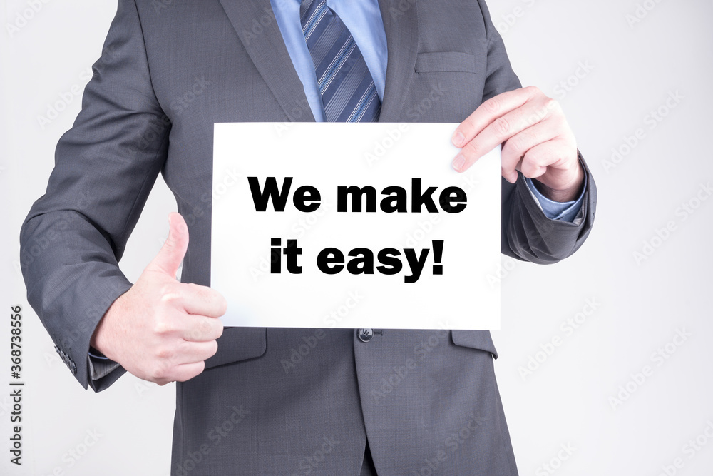 Berater mit einer Tafel We make it easy Berater mit einer Tafel We make it easy