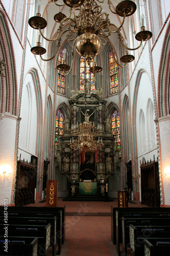 Innenraum und Altarbereich der St. Petrikirche in Buxtehude, Niedersachsen, Deutschland, Europa © Klaus Nowottnick