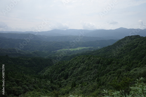 日本の岡山県鏡野町の山の景色