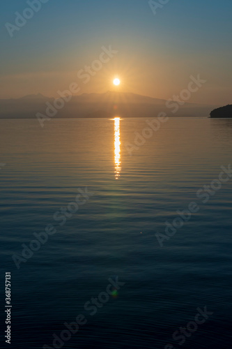 長崎県長与町　太良山系に昇る朝日と大村湾 © SHIMA