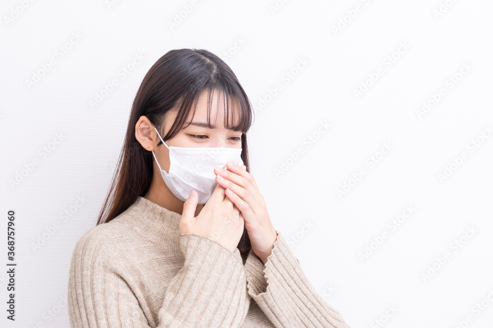 コロナ対策でマスクをする女性 コロナ対策でマスクをする女性