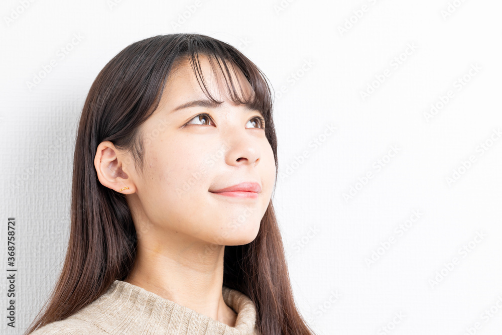 明日を見つめる女性