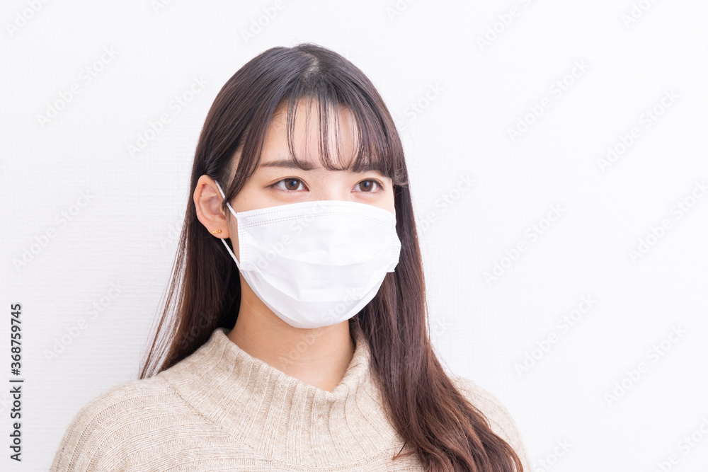 コロナ対策でマスクをする女性 コロナ対策でマスクをする女性