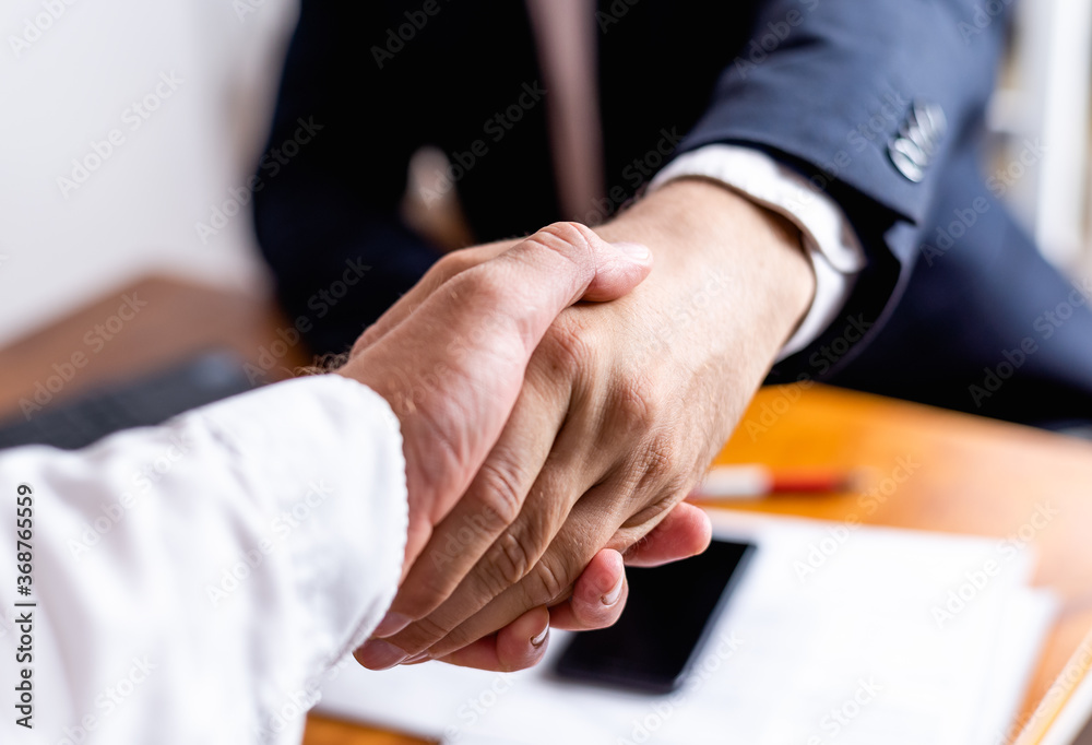 Obraz premium Businessman handshake close up.