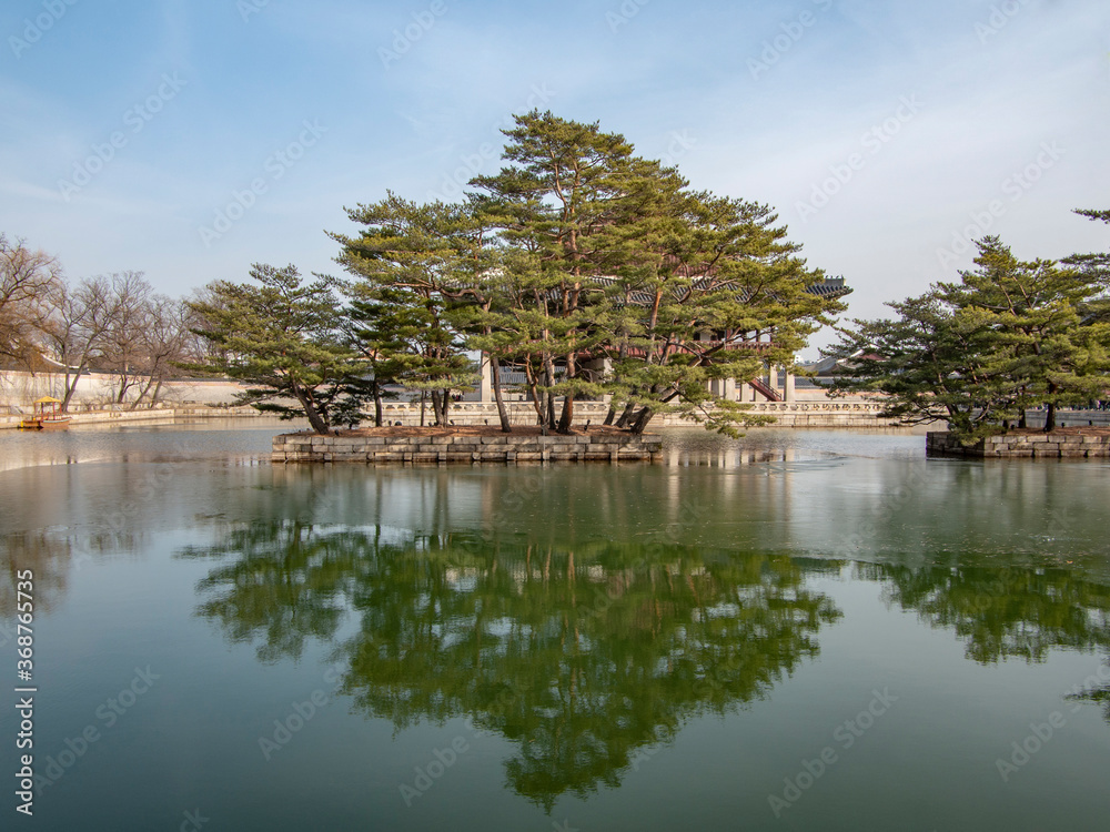 韓国の王宮の池