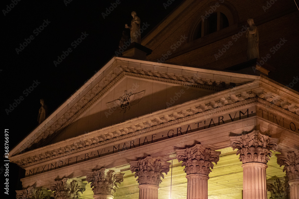 Fototapeta premium Duomo di San Donà di Piave di sera- dettaglio architettonico del frontone