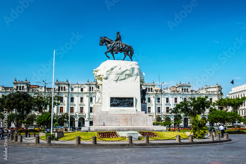  Reiterstatue von José San Martin  auf der Plaza San Martin in Lima, Peru
