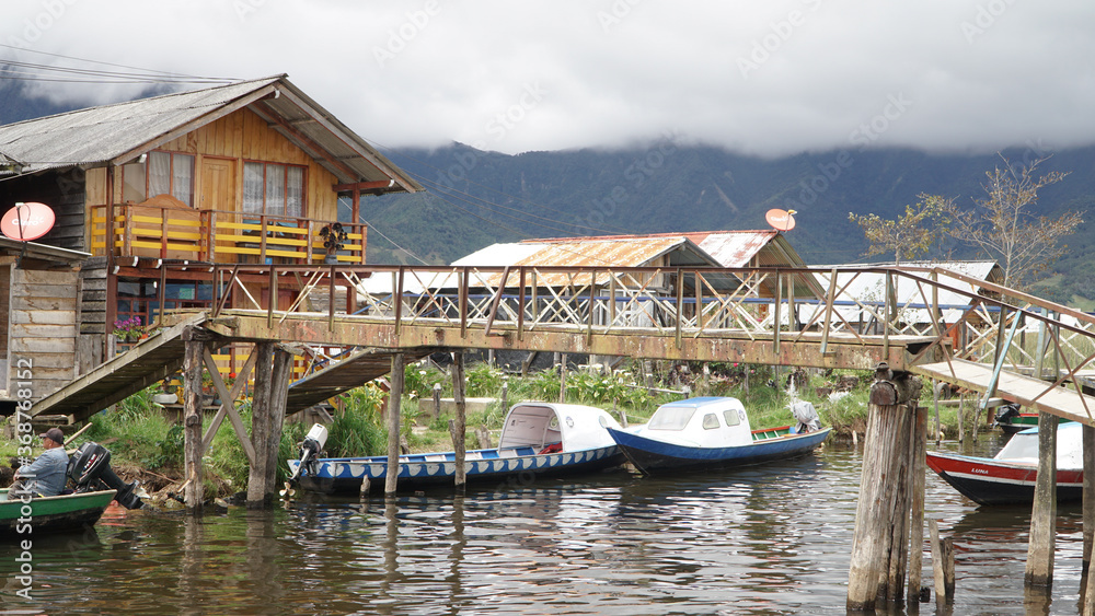 Obraz premium Laguna de la Cocha at El Encano with wooden briges and stilt houses near Pasto, Colombia. 
