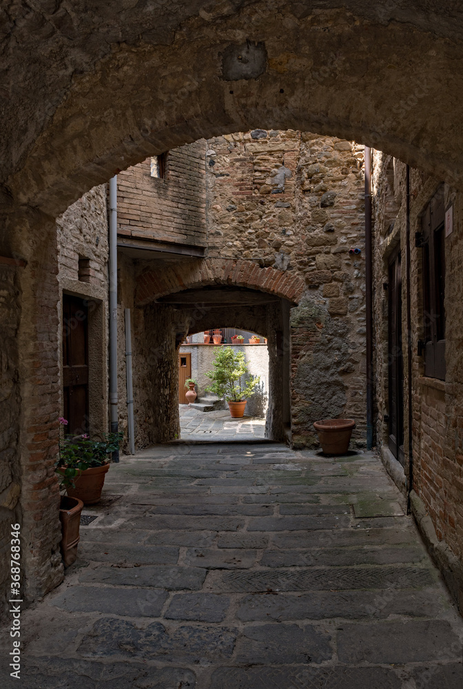 Eingang in die Altstadt von Anghiari in der Toskana, Italien 