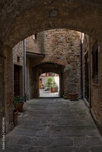 Fototapeta Naklejka Na Ścianę i Meble -  Eingang in die Altstadt von Anghiari in der Toskana, Italien 