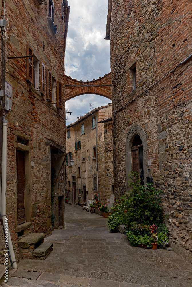 Einsame Straße in der Altstadt von Anghiari in der Toskana in Italien 