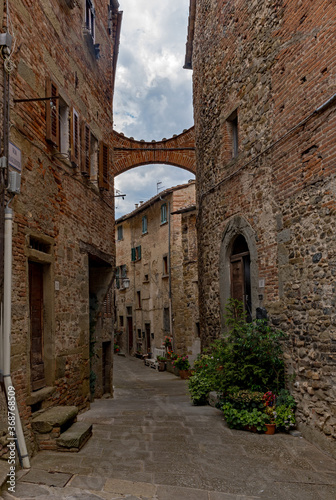 Einsame Stra  e in der Altstadt von Anghiari in der Toskana in Italien 
