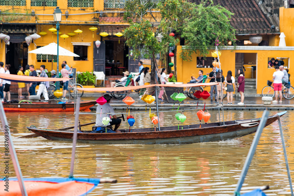 traditional vietnam boat    hoi an
ベトナム　ホアイン　ボート　