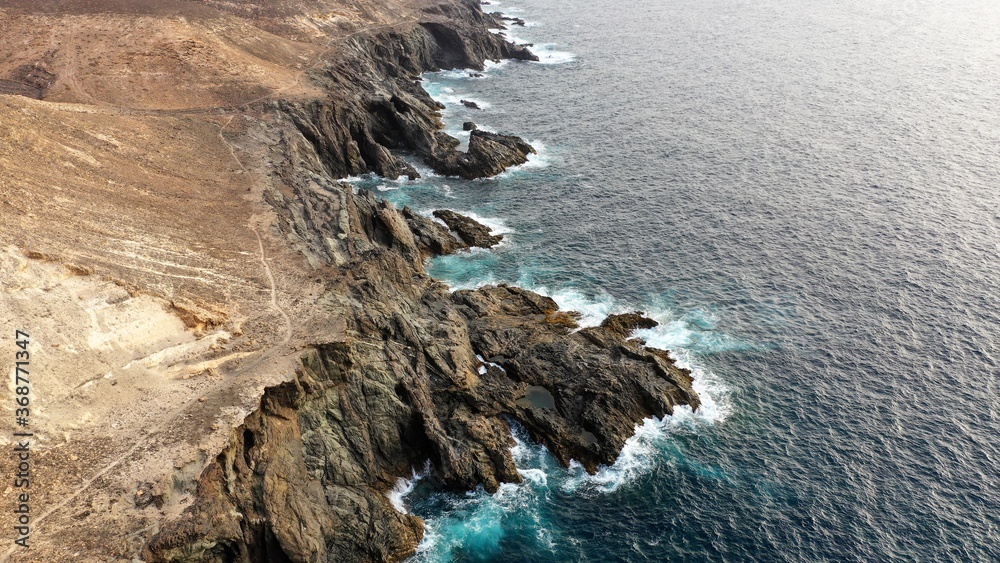 Obraz premium mighty ocean spitting out the cliffs