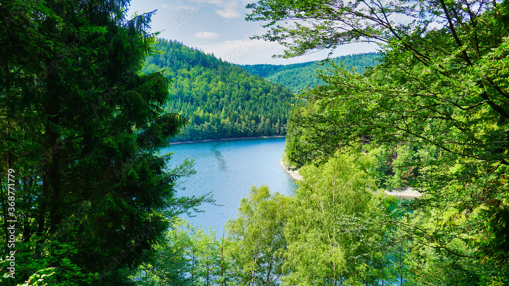 Fototapeta premium Stausee und wolkiger Himmel