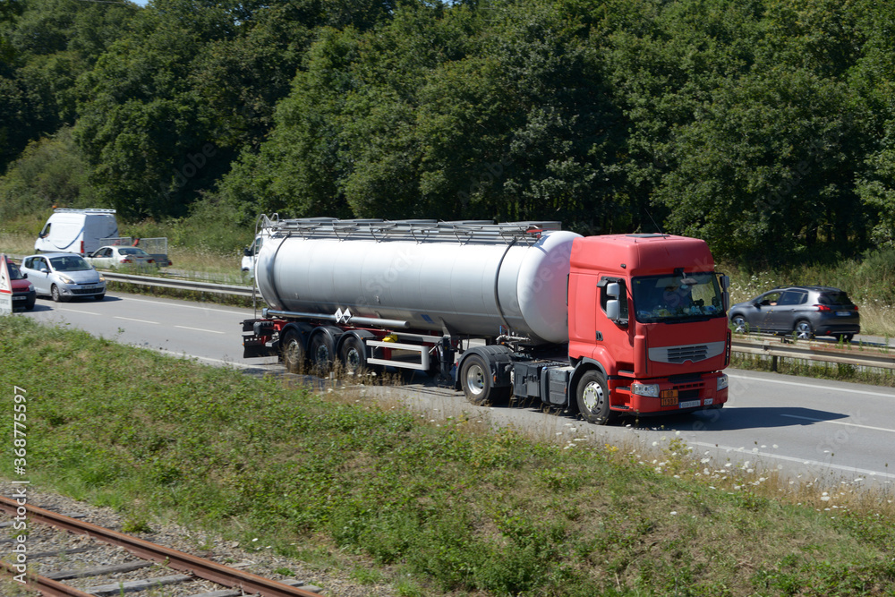 Fototapeta premium Camion-citerne roulant sur une voie express