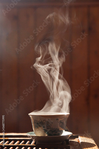 Obraz na płótnie Cup of chinese tea with cloud of vapour or smoke w salonie