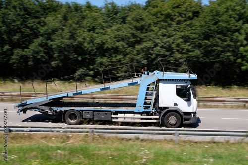 Wallpaper Mural Camion de transport de véhicules vide roulant sur une voie express Torontodigital.ca