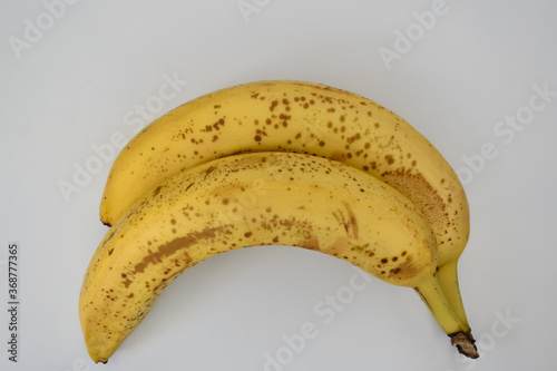 Dwa, dojrzałe banany na białym tle.