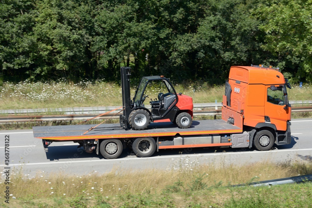 Camion de travaux roulant sur une voie express