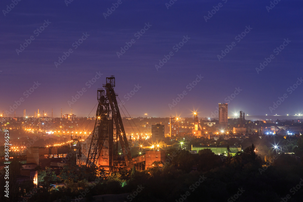Pile driver of a mine for the extraction of ore or coal at night