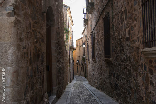 Fototapeta Naklejka Na Ścianę i Meble -  Calle estrecha empedrada del centro histórico de Cáceres