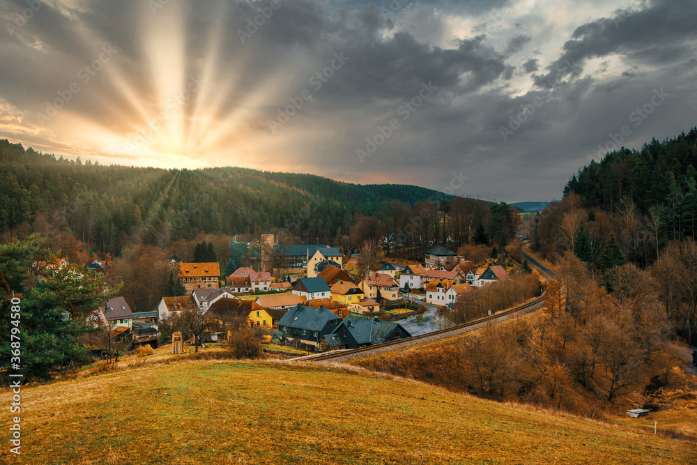 Ein Dorf bei Sonnenuntergang
