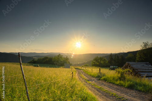 Sonnenuntergang über einem Dorf