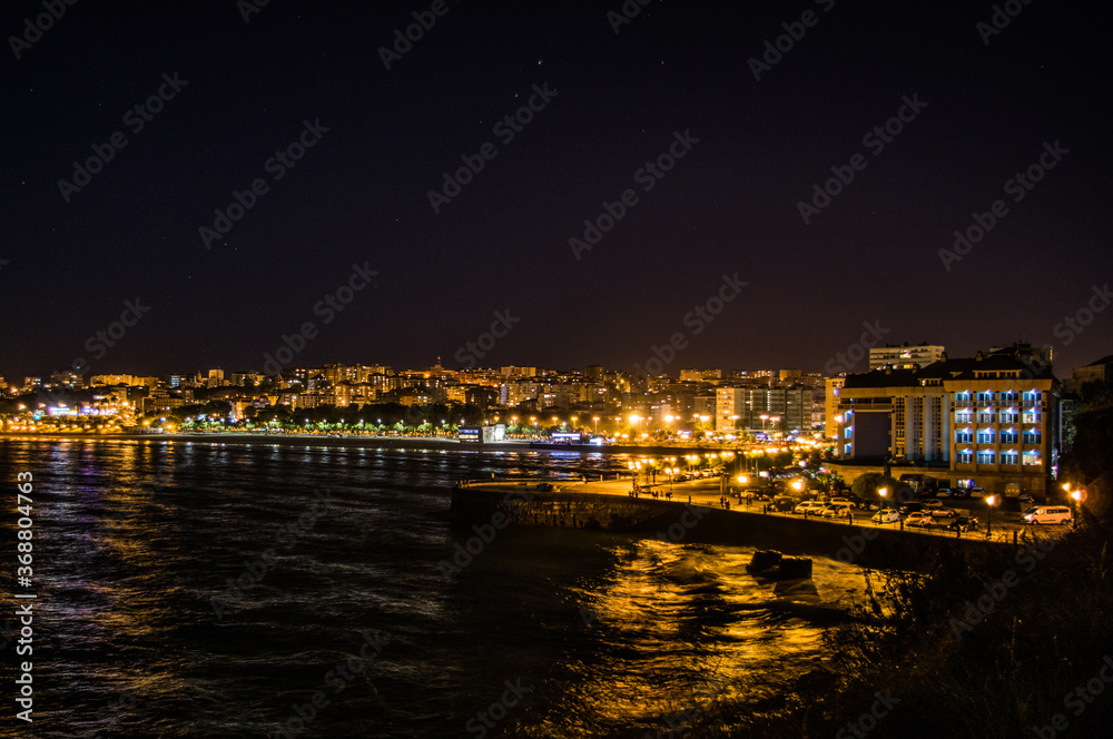 Foto nocturna de la ciudad de Santander.