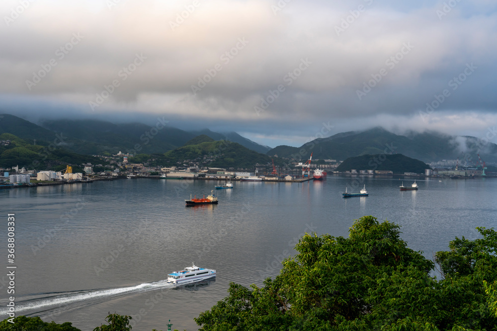 Fototapeta premium 長崎県長崎市 女神大橋から見る曇り空の長崎の風景