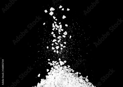Fotografi Close-up of macro crystals of sea salt or coarse salt isolated on black backgrou