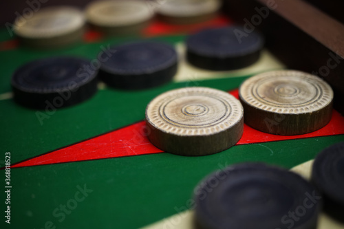 Foto Macro closeup of isolated backgammon board with white and black checkers