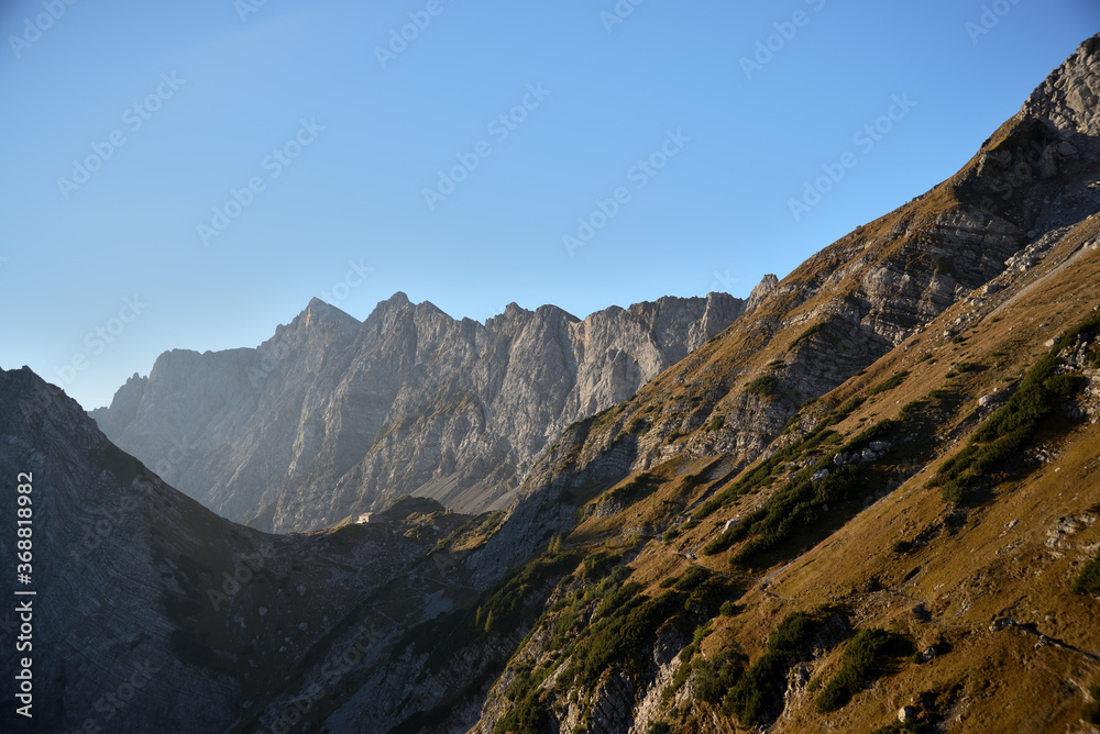 Morgenlicht im Herbstlichen Karwendel und der Lamsenjochhütte