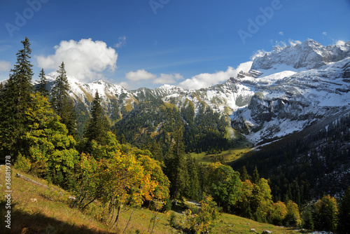 Fototapeta Naklejka Na Ścianę i Meble -  Goldener Herbst im Karwendel