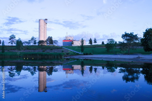 Silo und Spiegelung mit Strand im Park