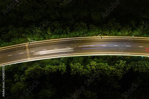 Obraz na płótnie traffic on the highway at night w salonie