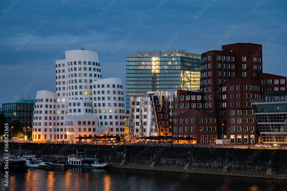 Obraz premium Eine Reihe der wichtigsten Sehenswürdigkeiten von Düsseldorf stehen im Medienhafen nah nebeneinander.