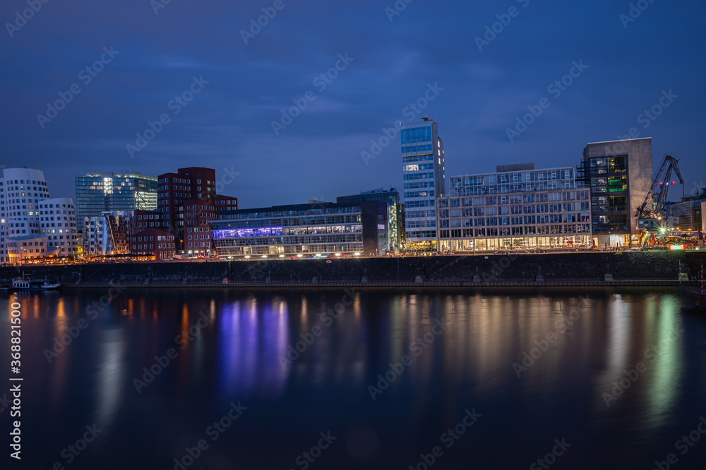 Obraz premium Eine Reihe der wichtigsten Sehenswürdigkeiten von Düsseldorf stehen im Medienhafen nah nebeneinander.