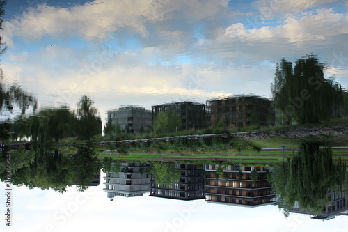 Gebäude Spiegelung im Fluss, Sommer