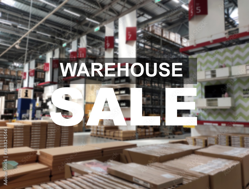 Obraz premium The word WAREHOUSE SALE is clearly written against the background of an image of a department store in a large warehouse. The image has been blurred.