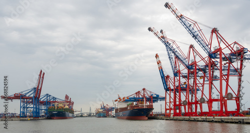 Container Terminal  Eurogate Burchardkai in Hamburg, Beladen und Entladen von den Reederei Container Schiffen APL, HMM und die Köhlbrandbrücke
