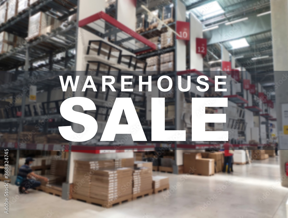 Obraz premium The word WAREHOUSE SALE is clearly written against the background of an image of a department store in a large warehouse. The image has been blurred.