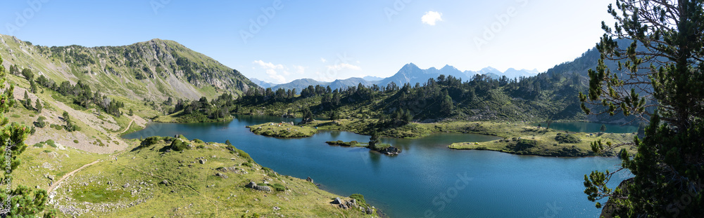 Lac de Bastan, montagnes des Hautes-Pyrénées