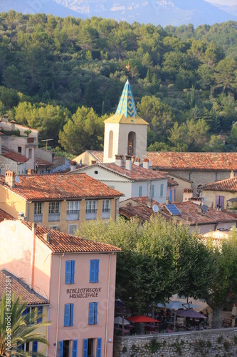 Tourrettes et son église