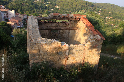 vieille ruine à Tourretees